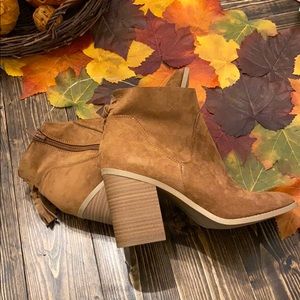 NWT Universal Thread heeled booties